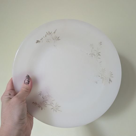 Elegant White and Gold Dinnerware Set - Picture 12 of 13